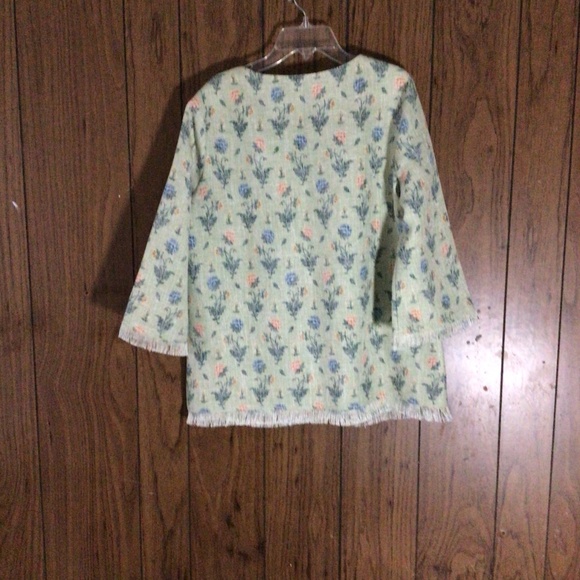 Tuckerneck Fringe and Floral top with pockets - Picture 6 of 7